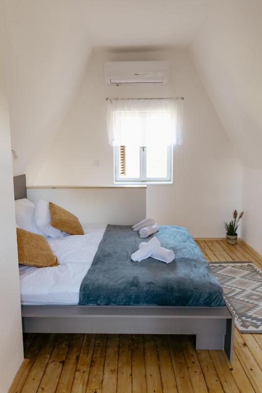 Postel nebo postele na pokoji v ubytování Adeline Apartman