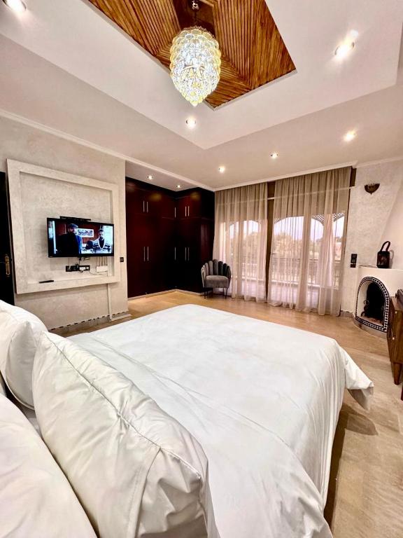 Postel nebo postele na pokoji v ubytování Medley Luxury Villa - PARKING, WIFI & PISCINE