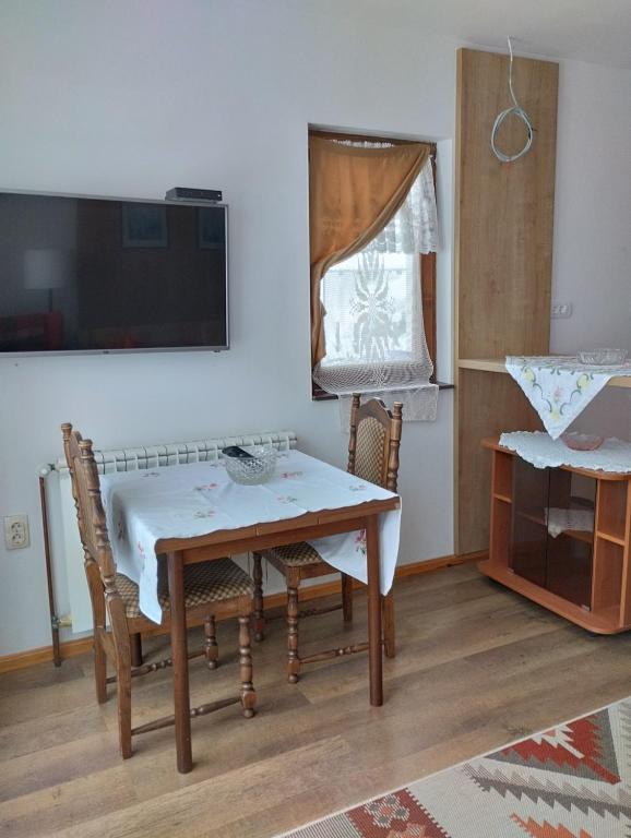 TV i/ili multimedijalni sistem u objektu Apartmani Bogdanović