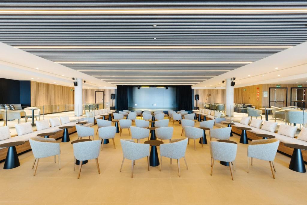 a conference room with chairs and a projection screen at BANCAL HOTEL and SPA in San Sebastián de la Gomera