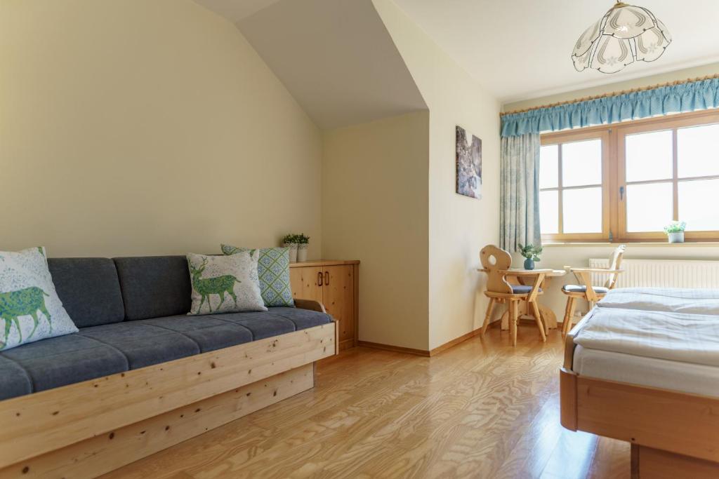Postel nebo postele na pokoji v ubytování Landhaus Birgbichler - Apartments in Ramsau am Dachstein - inklusive SOMMERCARD!