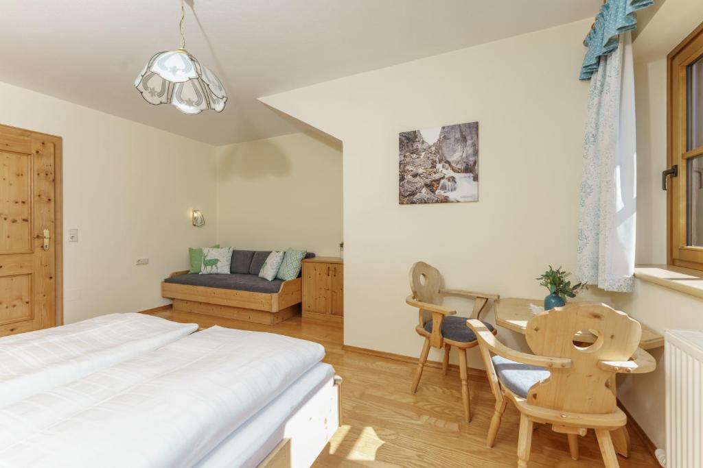 Postel nebo postele na pokoji v ubytování Landhaus Birgbichler - Apartments in Ramsau am Dachstein - inklusive SOMMERCARD!