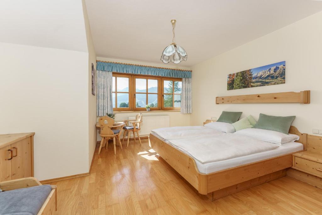 Postel nebo postele na pokoji v ubytování Landhaus Birgbichler - Apartments in Ramsau am Dachstein - inklusive SOMMERCARD!