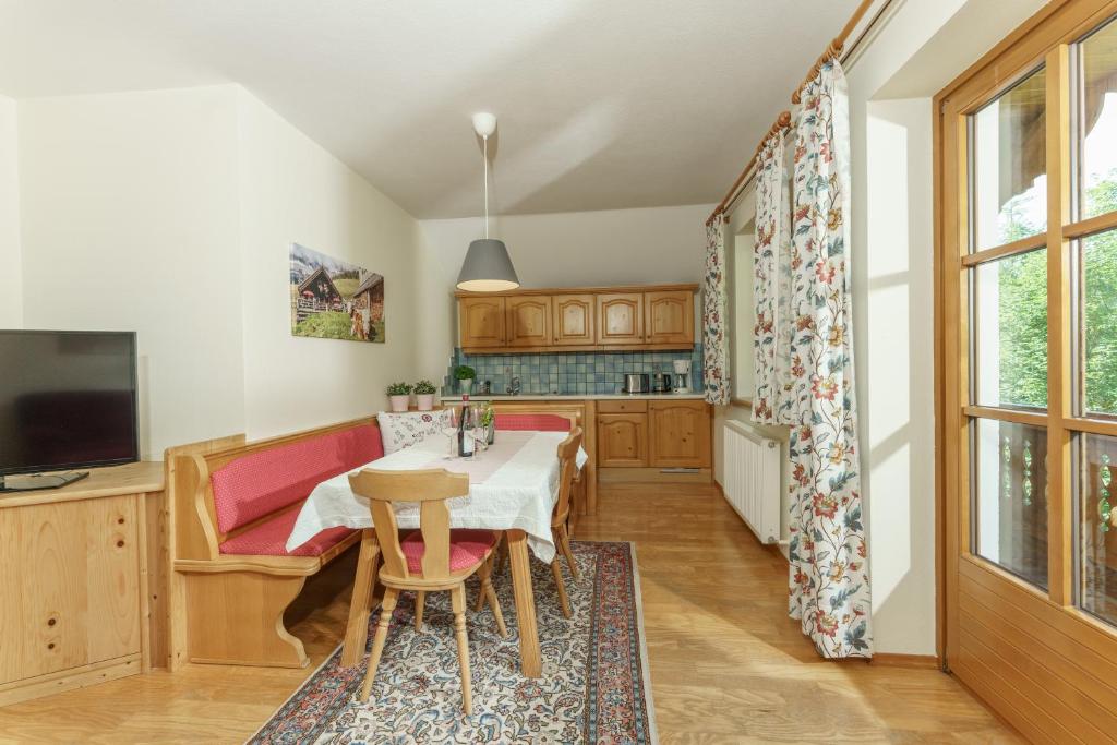 Kuchyň nebo kuchyňský kout v ubytování Landhaus Birgbichler - Apartments in Ramsau am Dachstein - inklusive SOMMERCARD!