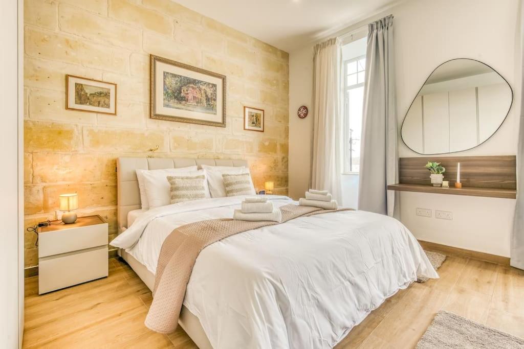 Postel nebo postele na pokoji v ubytování Exclusive Seafront Townhouse Sliema, Valletta view