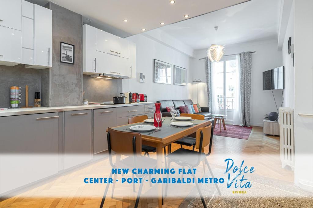 - une cuisine et une salle à manger avec une table dans l'établissement Charmant 3 Pieces 4 Pers WiFi AC, à Nice