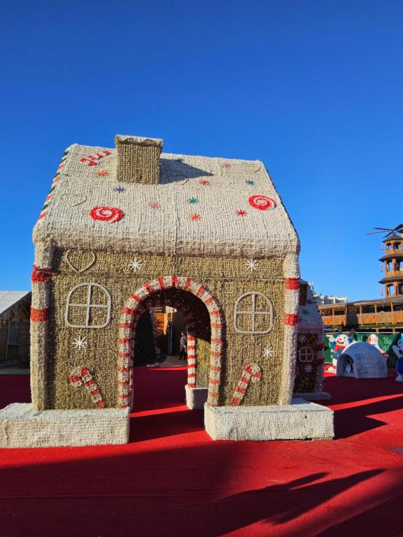 Ein Lebkuchenhaus wird auf einem roten Teppich gezeigt. in der Unterkunft l'Azur 4 Pers Clim Parking Accès plage direct in Le Barcarès