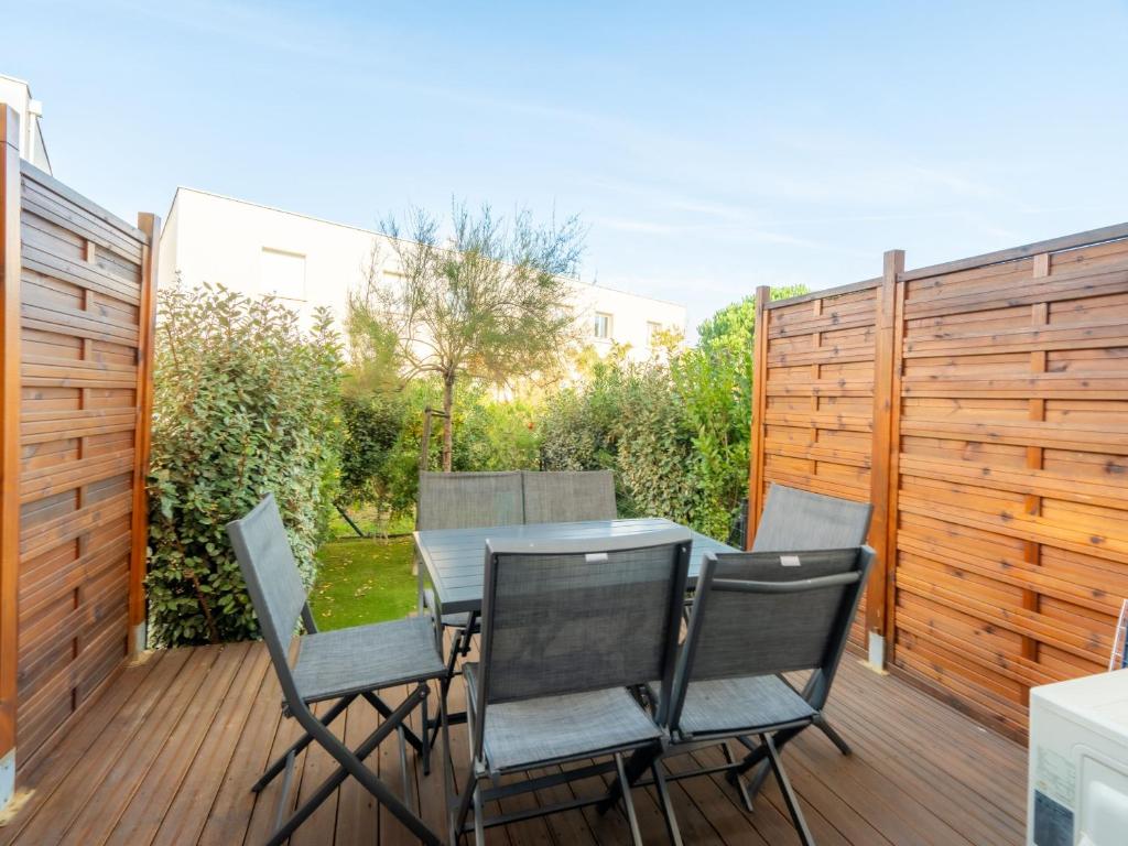 un patio avec une table et des chaises sur une terrasse dans l'établissement La Dune 38 - Villa 3P6, à Valras-Plage
