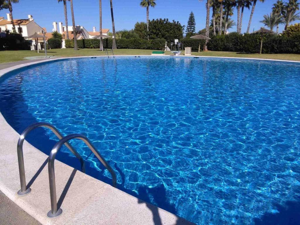 una grande piscina blu con acqua blu di Tranquila casa de vacaciones con terraza R139 by Novadesta a Gran Alacant
