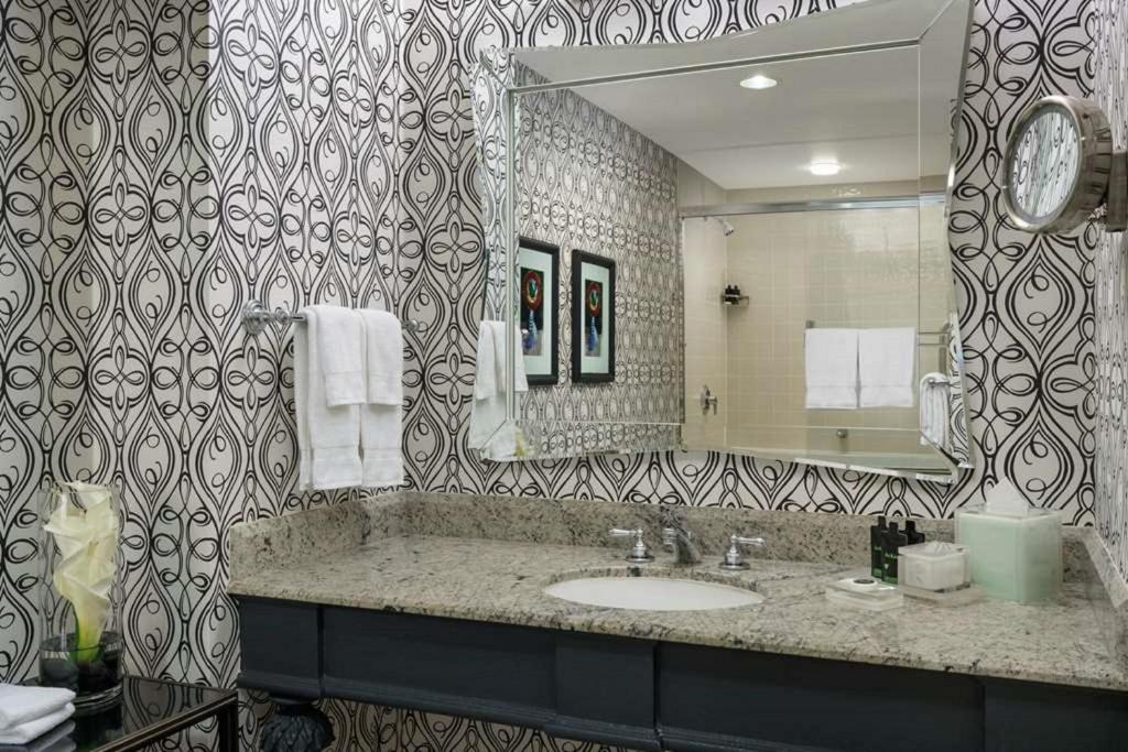 Ein Badezimmer in der Unterkunft The Marker Union Square San Francisco