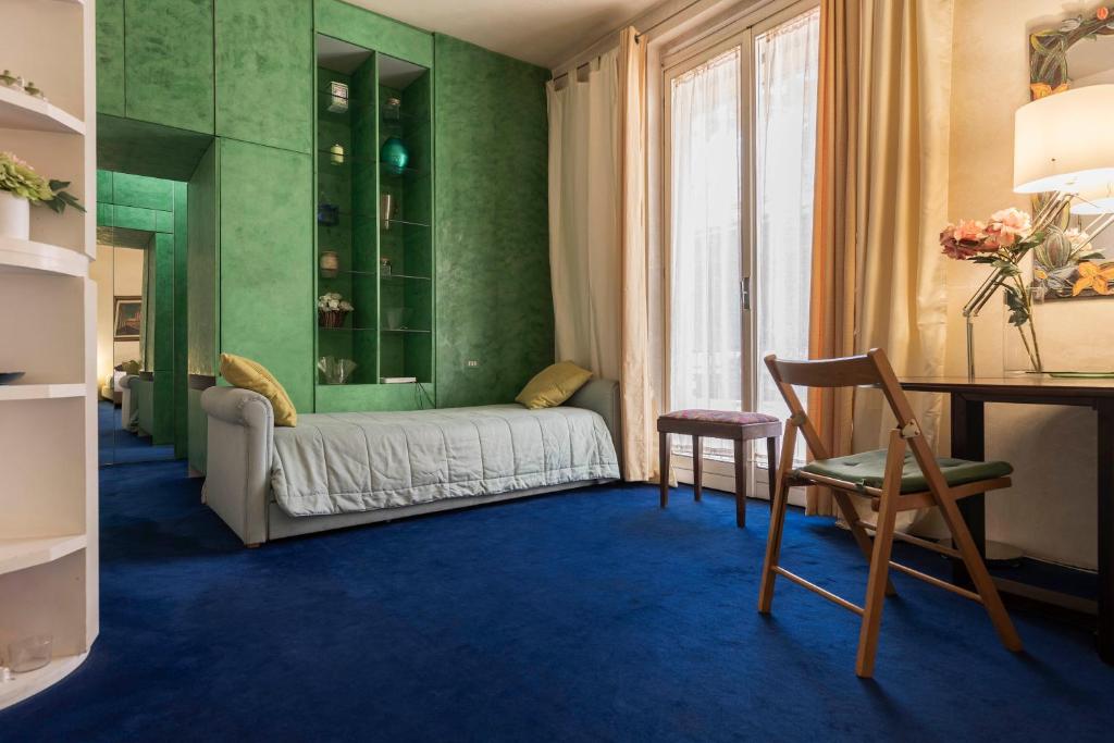 Una habitación con una cama y un escritorio y una ventana. en Ponte Vecchio Living, en Florencia