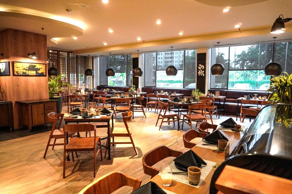 Veitingastaður eða matsölustaður á Hotel KIMAYA Slipi Jakarta By HARRIS