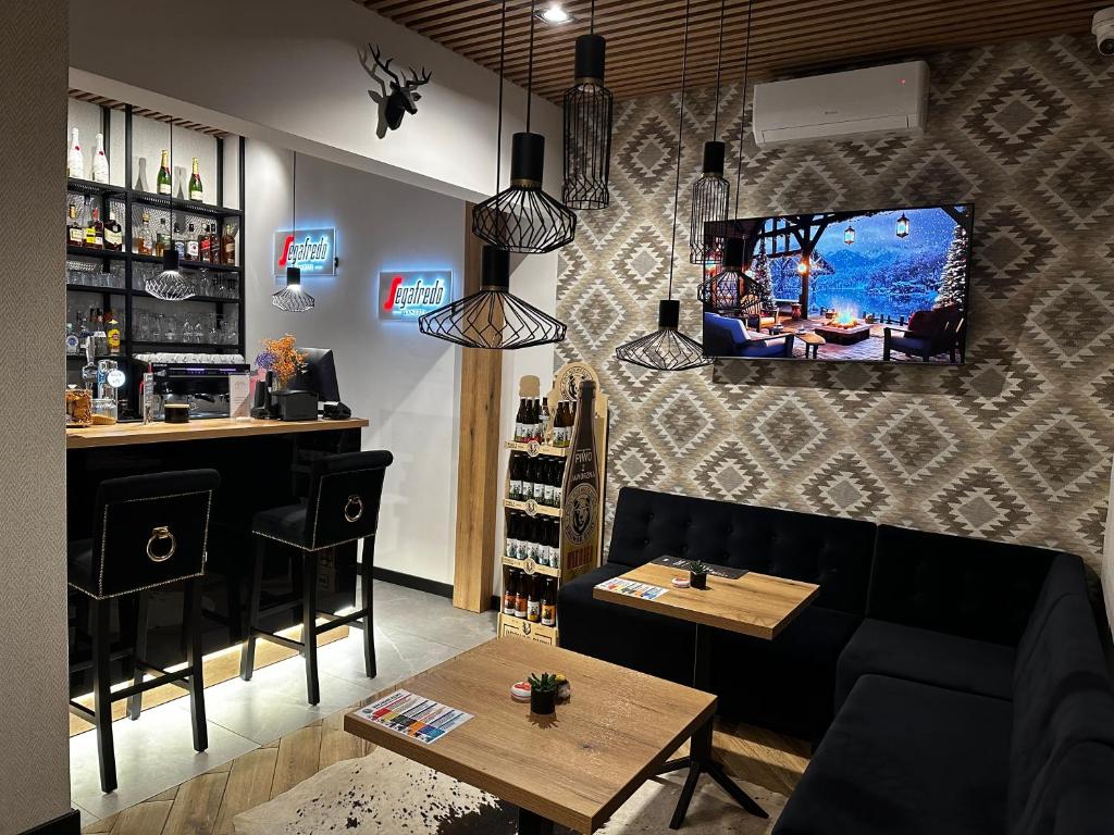 TV a/nebo společenská místnost v ubytování WRZOS resort & wellness **** DOMKI CAŁOROCZNE