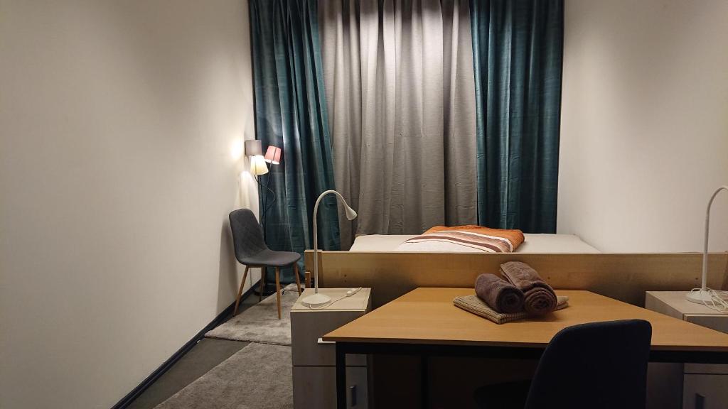 a small room with a bed and a desk with a deskngthngthngthngth at Bed&Bike Gästezimmer direkt am Werratalradweg in Eschwege in Eschwege