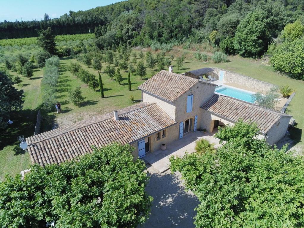 une vue aérienne d'une maison avec piscine dans l'établissement typical provencal bastide, built of local stones, in the luberon in cheval-blanc with secured pool and wifi -sleeps 6 people., à Cheval-Blanc