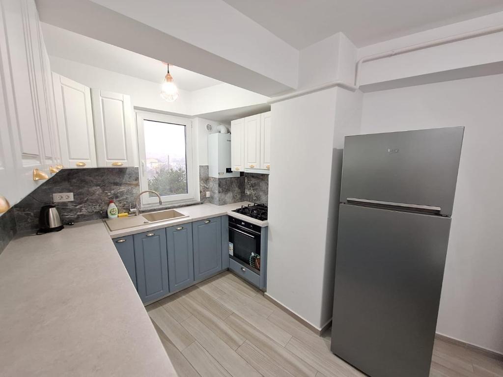 a kitchen with a refrigerator and a sink at Ultracentral 4Bedroom with 2 Bathrooms Cozy Apartment in Suceava in Suceava