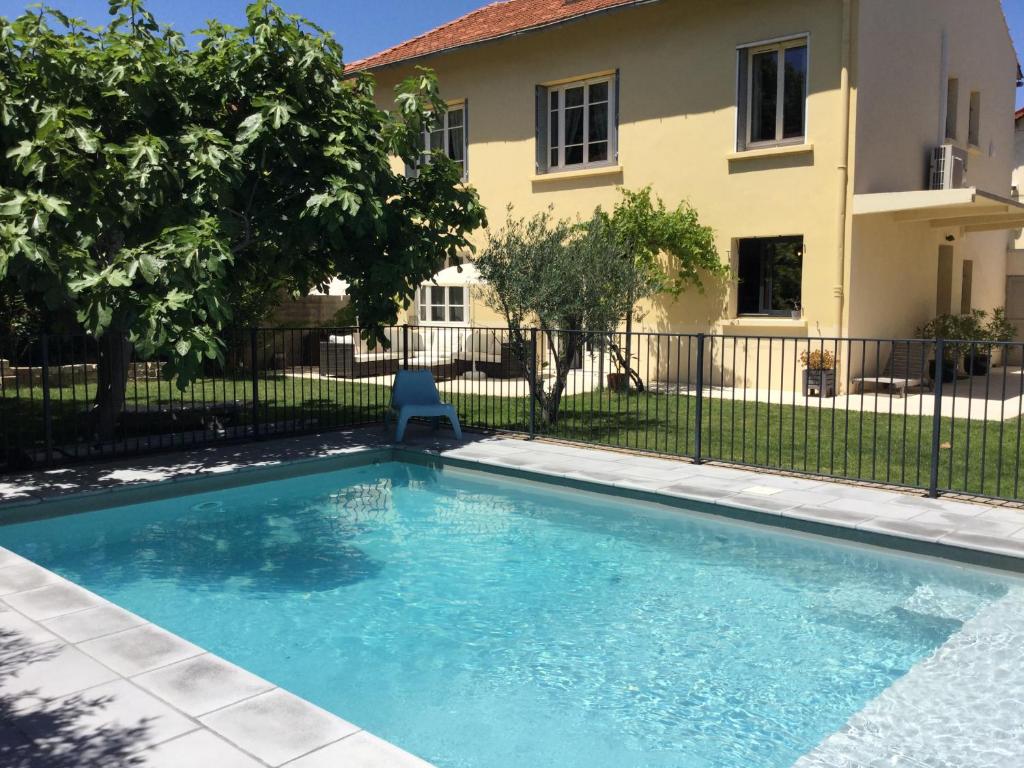 Πισίνα στο ή κοντά στο Beautiful vacation rental with private pool in the heart of the city of Avignon, sleeps 8.