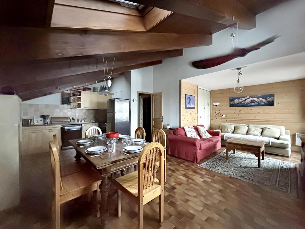 une cuisine et un salon avec une table et un canapé dans l'établissement PE319 - Appartement 4-5 pers pied de pistes, aux Carroz d'Arâches