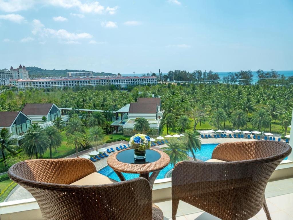Phòng Deluxe Nhìn Ra Hồ Bơi
