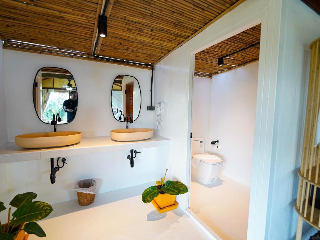 Koupelna v ubytování RoomQuest THEVA Resort Koh Samui