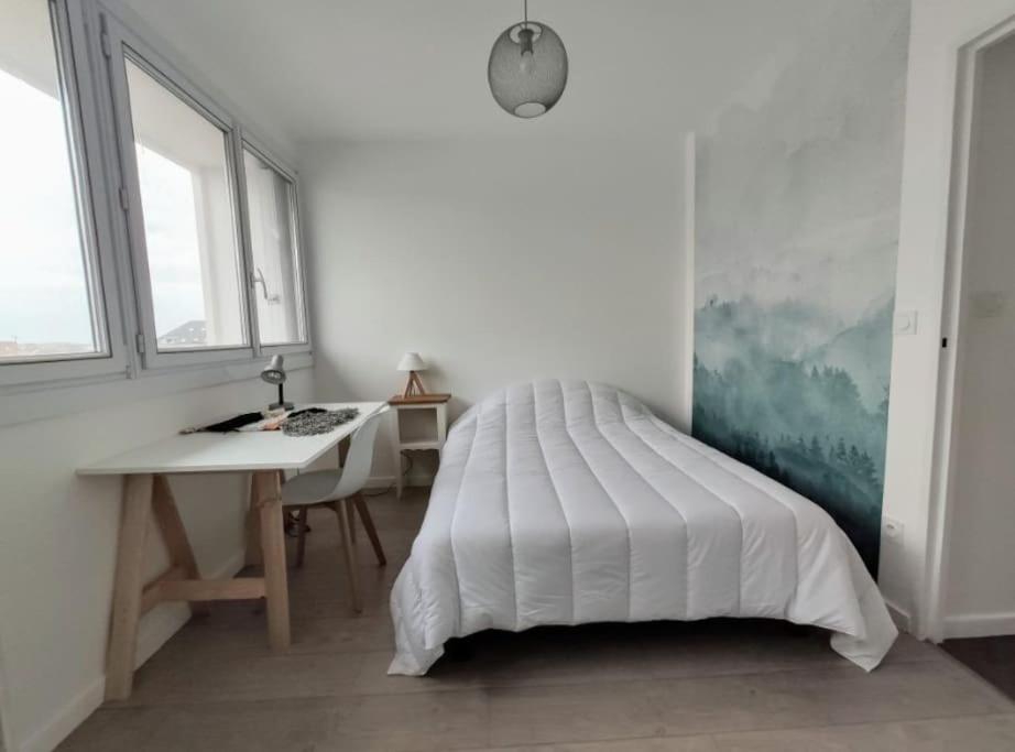 une chambre avec un lit, un bureau et des fenêtres dans l'établissement Appartement 3 chambres - Drapeau, à Dijon