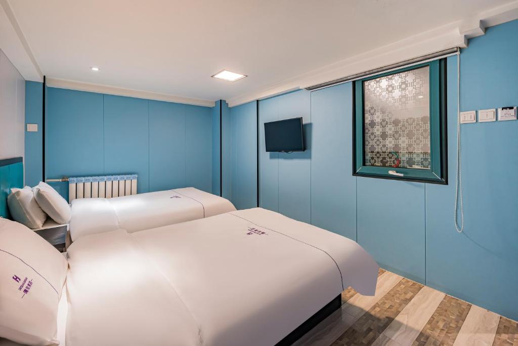 Dequan Hotel chaoyang high speedtrain of China Branch客房内的一张或多张床位