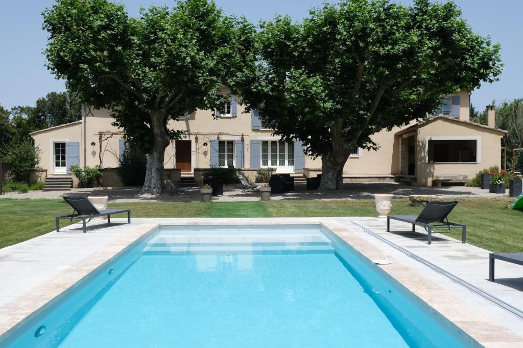 Πισίνα στο ή κοντά στο typical provencal mas with heated pool, 10 people, in the countryside of cavaillon, luberon, provence.