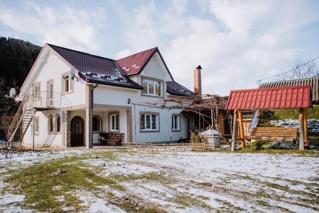 una casa en construcción con techo rojo en Світанок у горах, en Verkhniy Yasenov