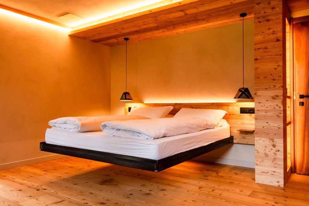 sypialnia z 2 łóżkami w pokoju w obiekcie Albergo Monte Cervino w mieście Champoluc
