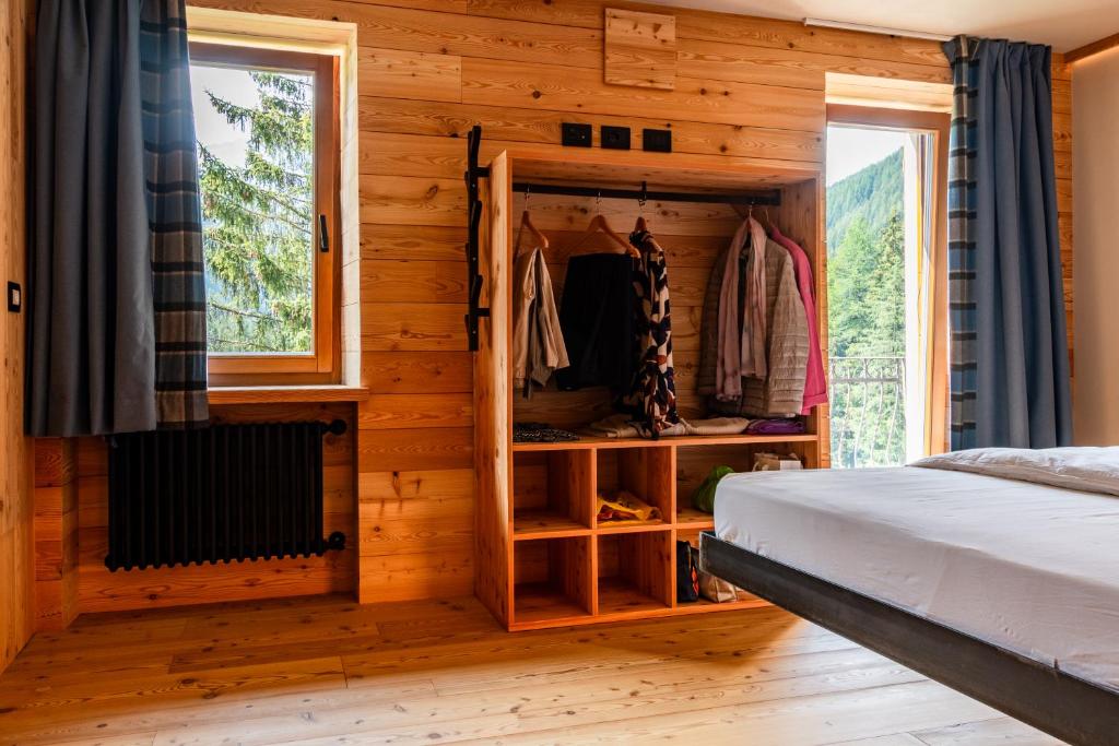 sypialnia z łóżkiem i oknem w obiekcie Albergo Monte Cervino w mieście Champoluc