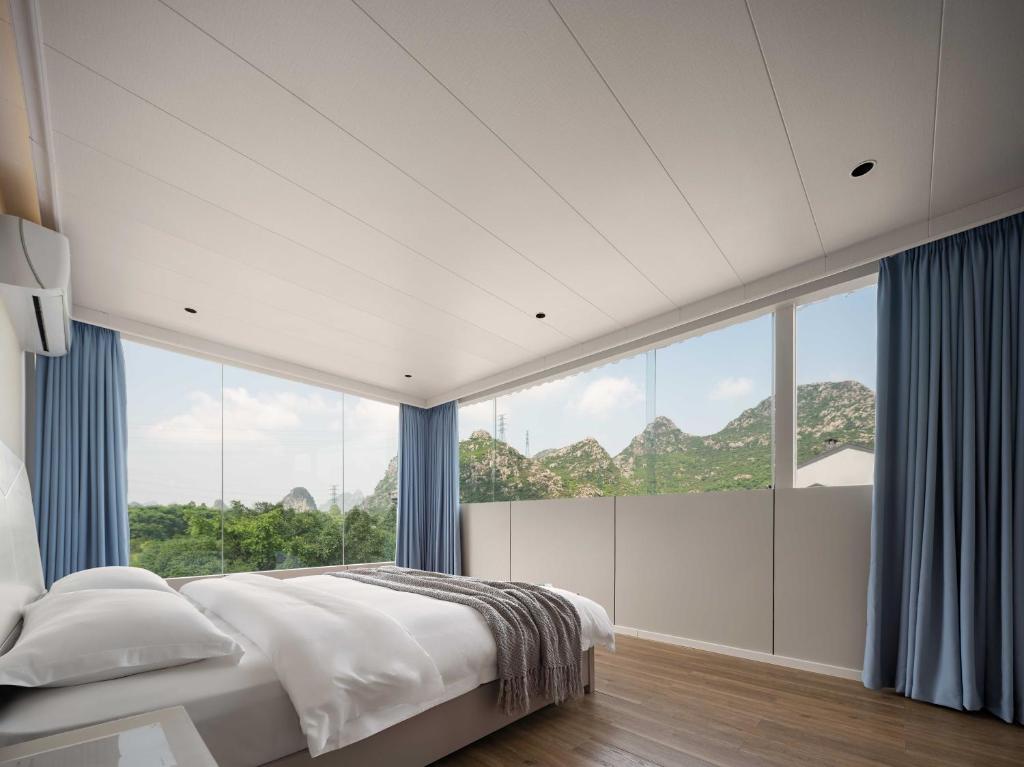 Nespecifikovaný výhled na hory nebo výhled na hory při pohledu z hotelu