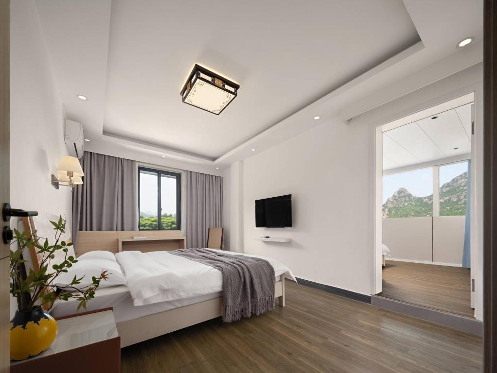 Postel nebo postele na pokoji v ubytování Serene Vale Inn Guilin-Free One Way pick up service to High-speed Railway Station for 2 Nights