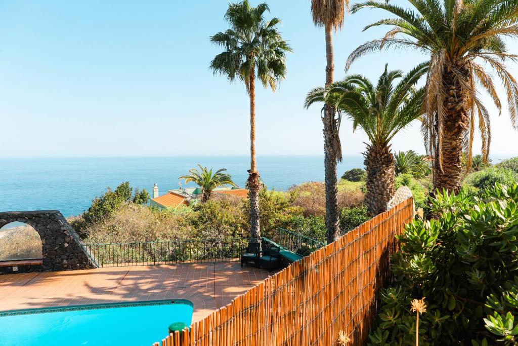 Bazén v ubytování Casas-Bungalows Los Pajeros nebo v jeho okolí