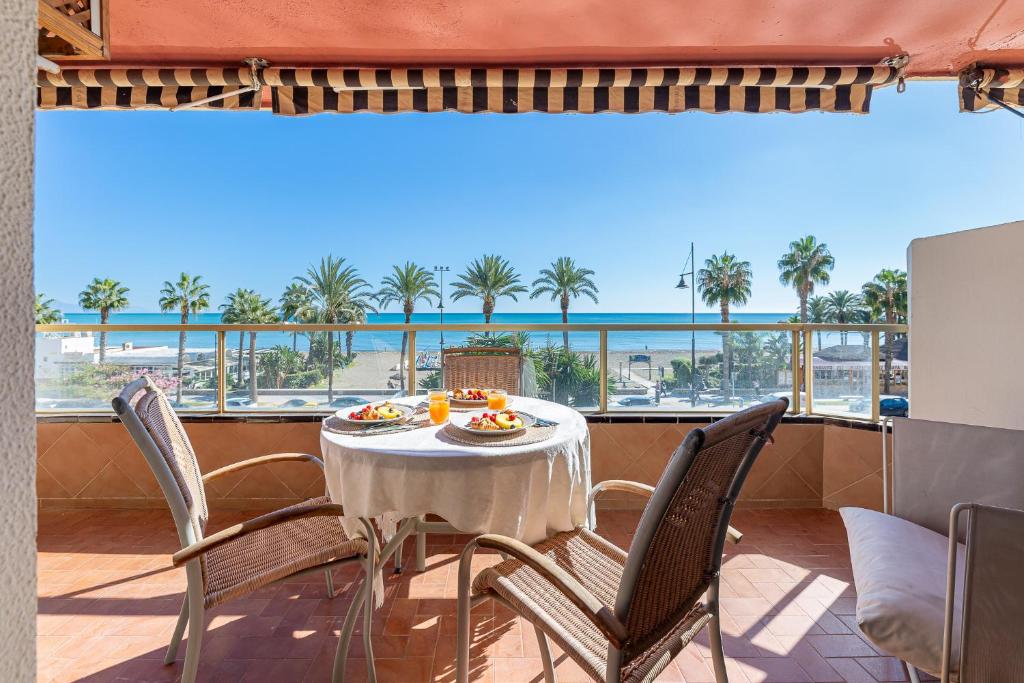 797 HOLIDAY RENTALS - Moderno piso en primera linea de playa
