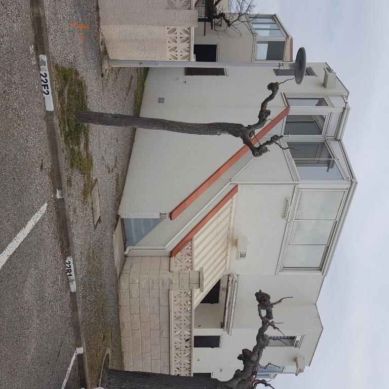 une vue sur le côté d'un bâtiment dans l'établissement Appartement cosy LE BARCARES, au Barcarès