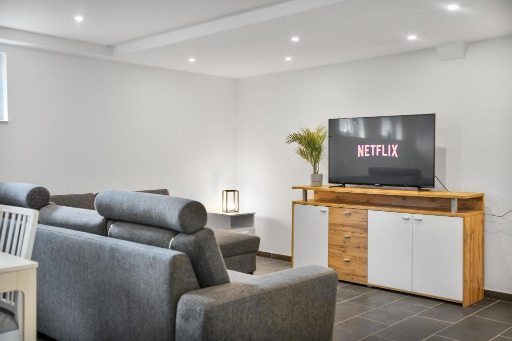 TV a/nebo společenská místnost v ubytování City Apartments- Work & Stay nahe Hannover