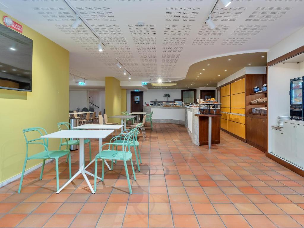 Kuchyň nebo kuchyňský kout v ubytování B&B HOTEL Alba