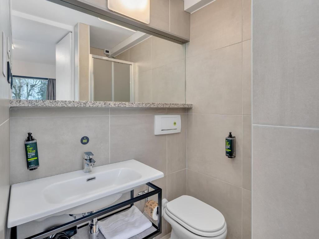 Koupelna v ubytování B&B HOTEL Alba