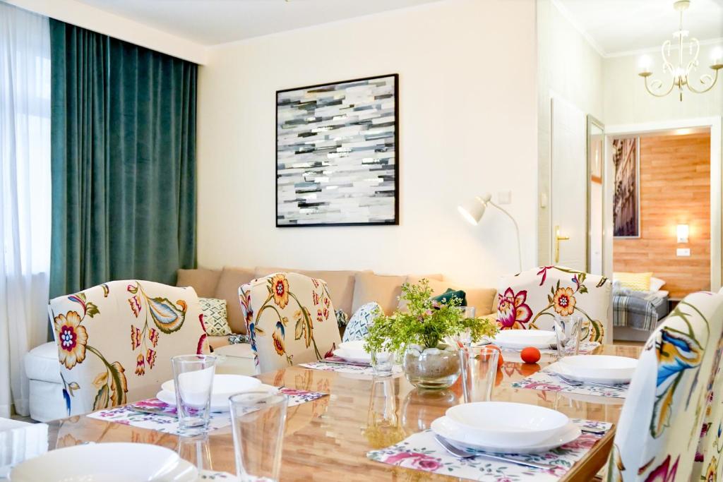 a dining room with a table and chairs at Prince Apartment by Baltic Home in Świnoujście