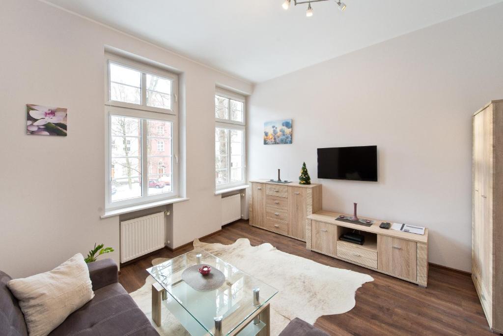 Televízia a/alebo spoločenská miestnosť v ubytovaní Gdańskie Apartamenty - Apartamenty na Świetego Ducha z 2 sypialniami
