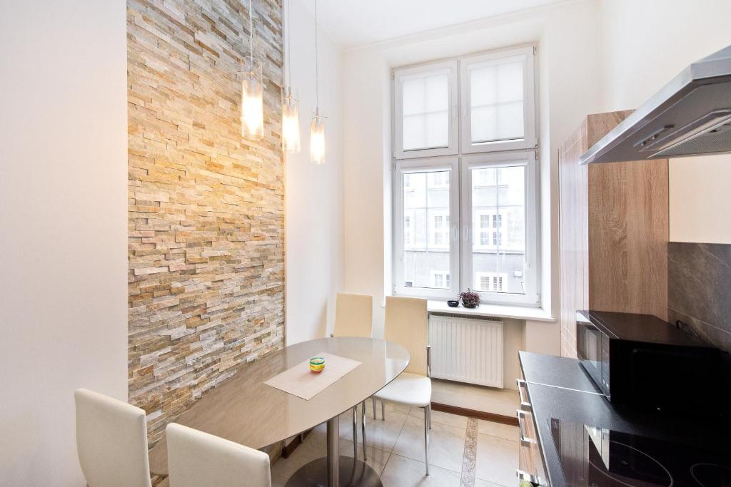 Kuchyňa alebo kuchynka v ubytovaní Gdańskie Apartamenty - Apartamenty na Świetego Ducha z 2 sypialniami