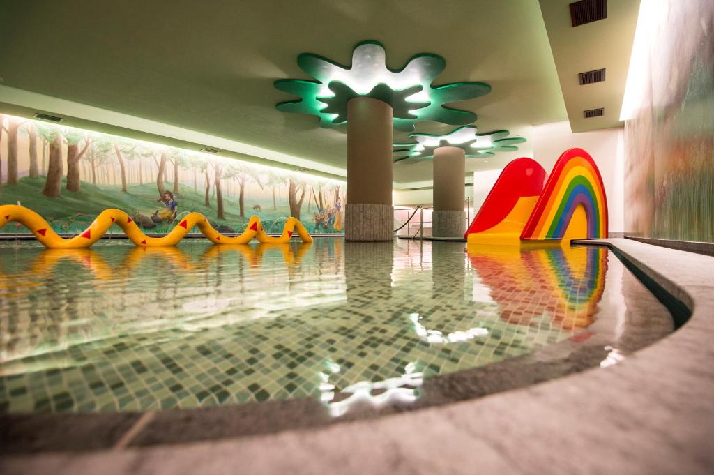 Bazén v ubytování Biancaneve Family Hotel nebo v jeho okolí