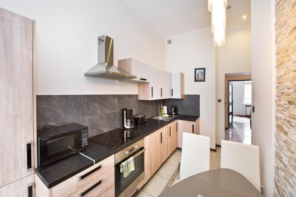 Kuchyňa alebo kuchynka v ubytovaní Gdańskie Apartamenty - Apartamenty na Świetego Ducha z 2 sypialniami