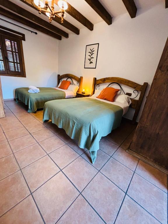 Giường trong phòng chung tại Casa Rural Puerto del Emperador