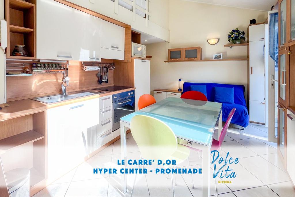 une cuisine avec une table et quelques chaises dans l'établissement Barralis Hyper Center 2 Pers AC WiFi, à Nice