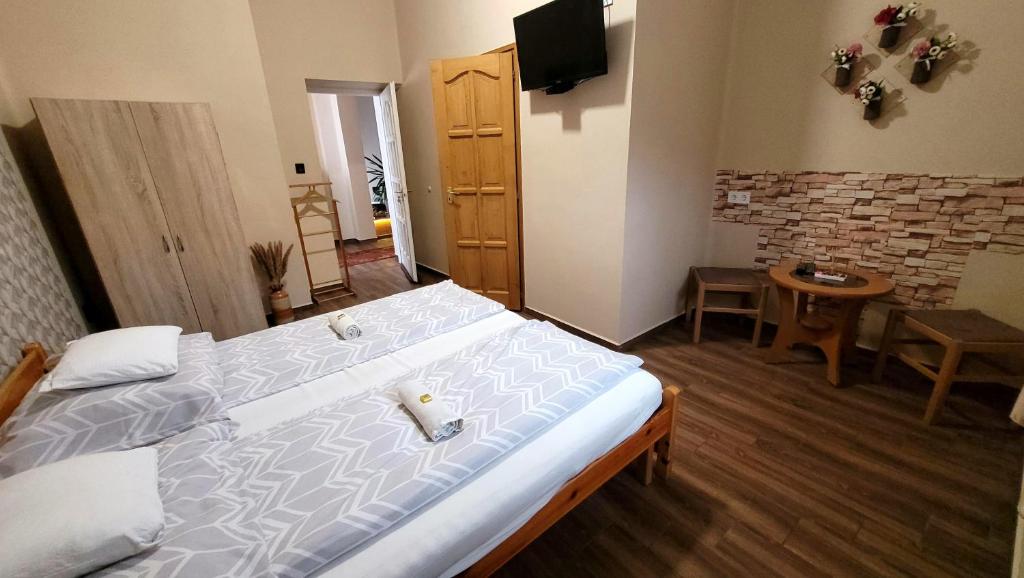 Łóżko lub łóżka w pokoju w obiekcie Megyeház Apartman