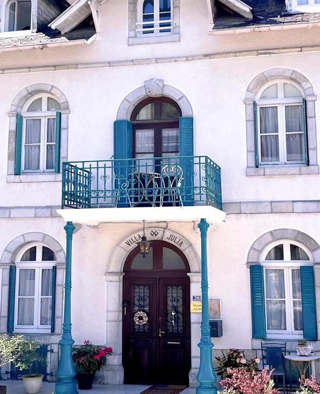 - un balcon au-dessus d'une porte dans l'établissement Villa Julia, à Capvern