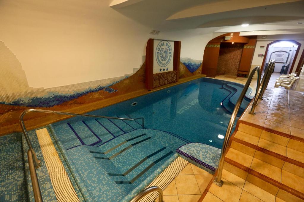 Bazén v ubytování Duna Wellness Hotel nebo v jeho okolí