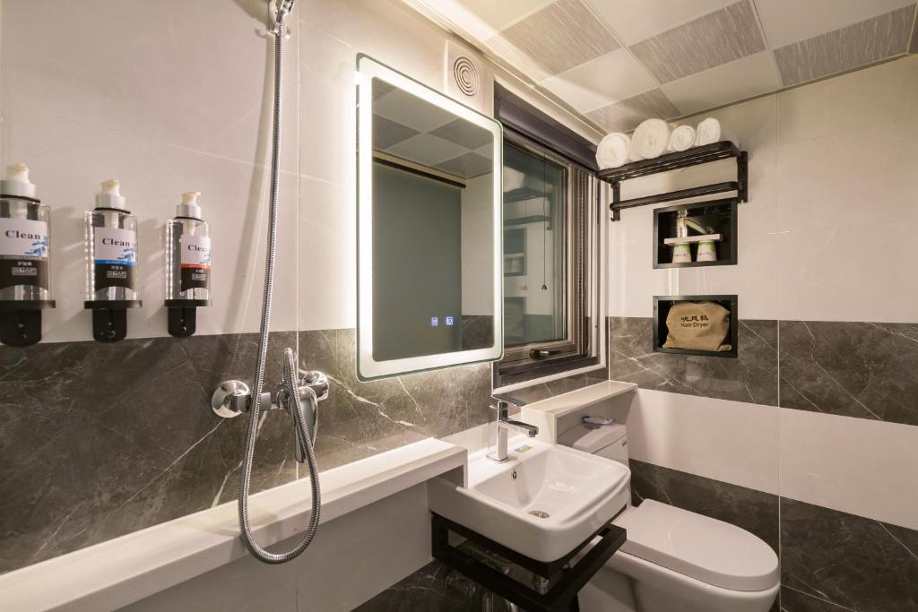 لابی و فضای عمومی Dequan Chaoyang Park Hotel, near SOLANA - تصویر ۵