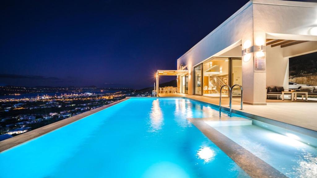 Bazén v ubytování Villa Con Vista- Heated Pool 4 bdr sleeps 8 nebo v jeho okolí